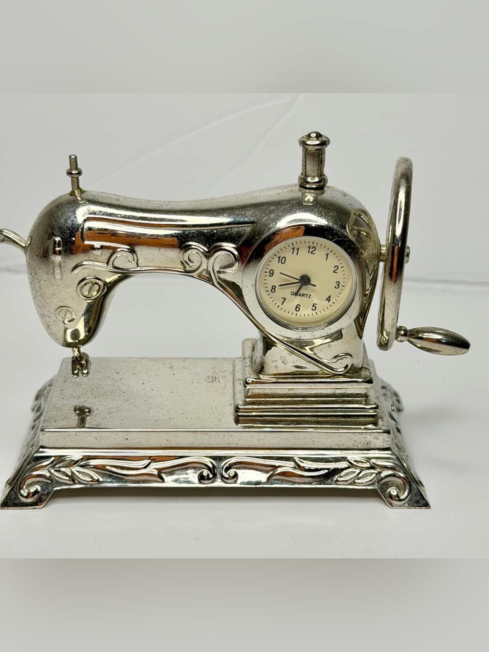 SEWING MACHINE MINIATURE VINTAGE SINGER STYLE COLLECTIBLE MINI CLOCK